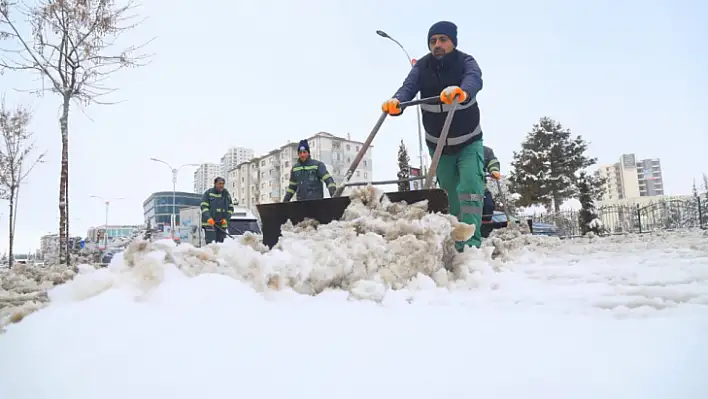 Elazığ Belediyesi karla mücadele çalışmalarına devam ediyor 