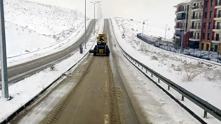 Elazığ Belediyesi karla mücadele çalışmalarına aralıksız devam ediyor