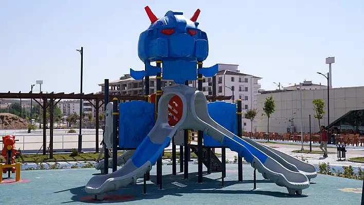 Elazığ Belediyesi, kent genelindeki parkları yeniliyor