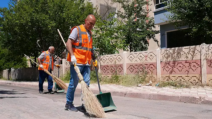 Elazığ Belediyesi, kentin dört bir yanında temizlik çalışmasına devam ediyor