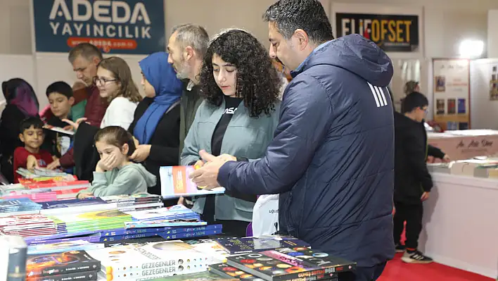 Elazığ Belediyesi Kitap Fuarı'na yoğun ilgi