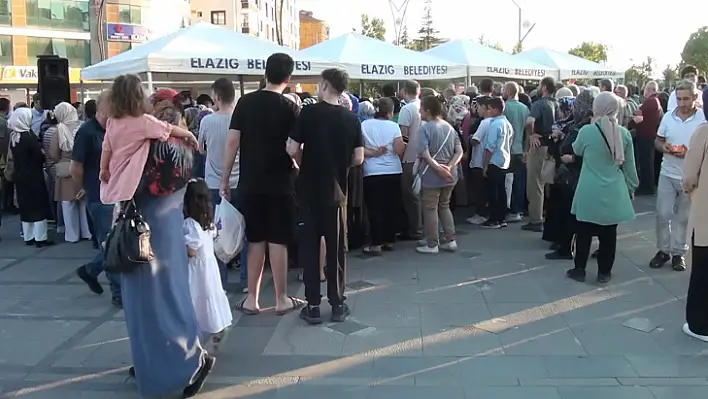 Elazığ Belediyesi'nden aşure ikramı