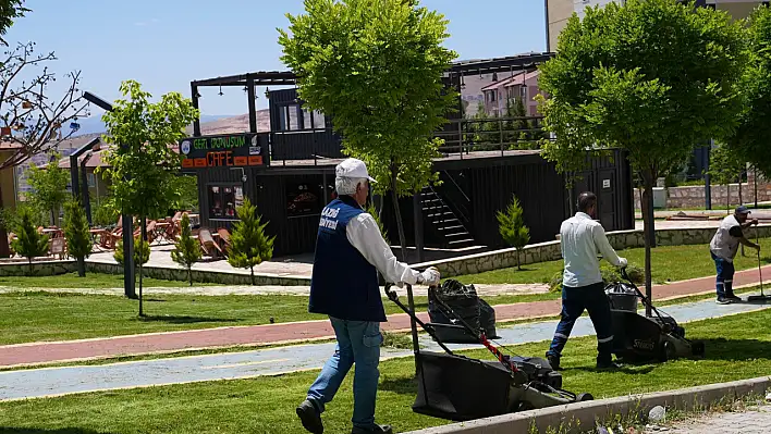 Elazığ Belediyesi'nden yeşil alanlarda yaz temizliği ve bakımı