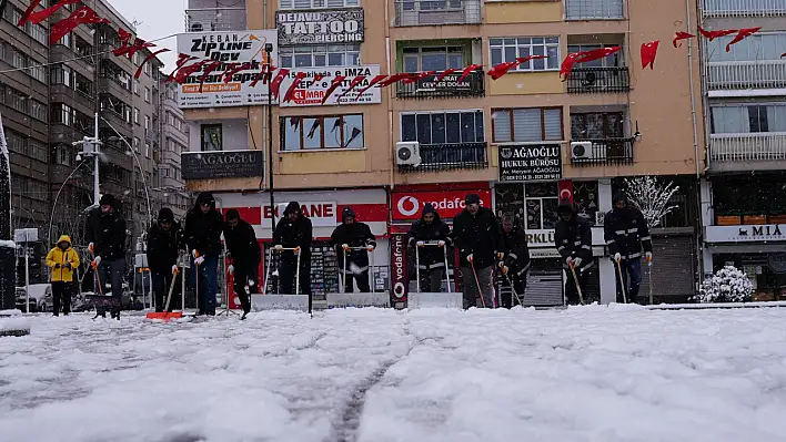 Elazığ Belediyesi'nden yoğun kar yağışına hızlı ve etkili müdahale