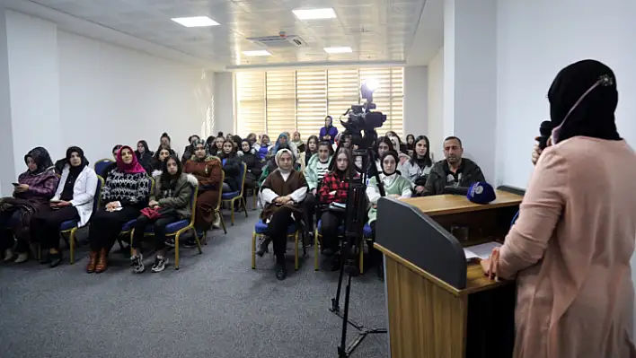 Elazığ Belediyesi'nin gençlere rehber olduğu kariyer günleri başladı