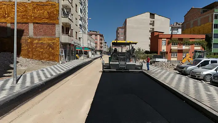 Elazığ Belediyesi, Rızaiye Mahallesi'nde yol yenileme çalışması yapıyor