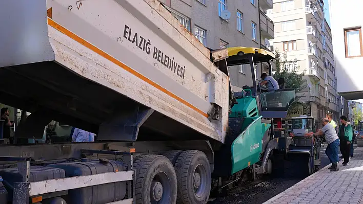 Elazığ Belediyesi, Yeni Mahalle'de asfaltlama çalışmalarını sürdürüyor