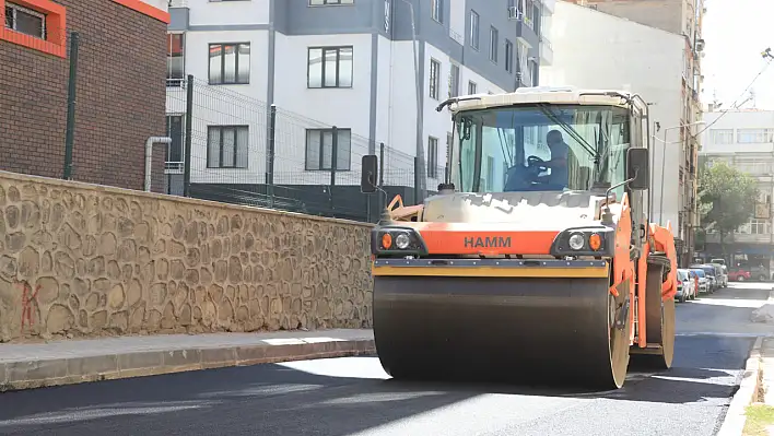 Elazığ Belediyesi, yol yenileme çalışmalarını sürdürüyor