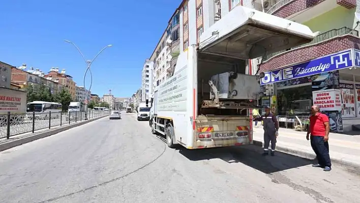 Elazığ Belediyesinden  bayram sonrası temizlik ve ilaçlama çalışması