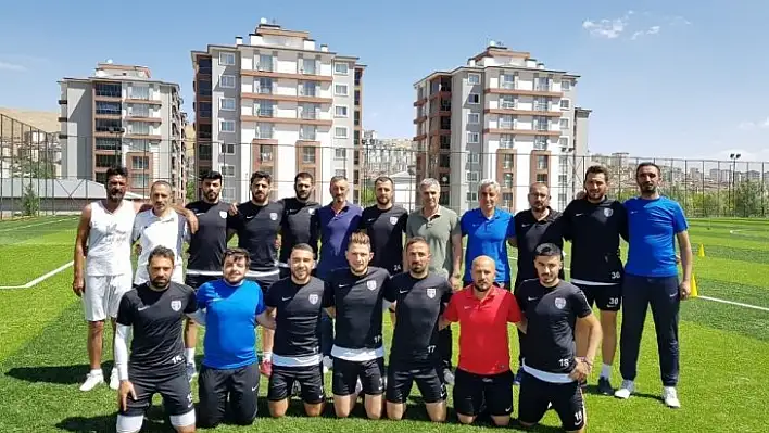 Elazığ Belediyespor, iç transferde 11 futbolcu ile sözleşme imzaladı