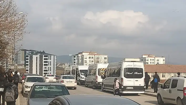 Elazığ Cumhuriyet Ortaokulu'nda servis tehlikesi! Veliler acil çözüm bekliyor