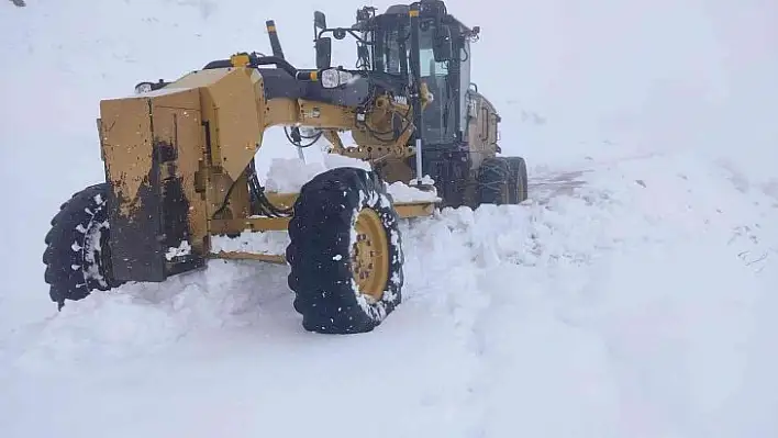 Elazığ'da  kapalı köy yollarının ulaşıma açılması için çalışmalar sürüyor