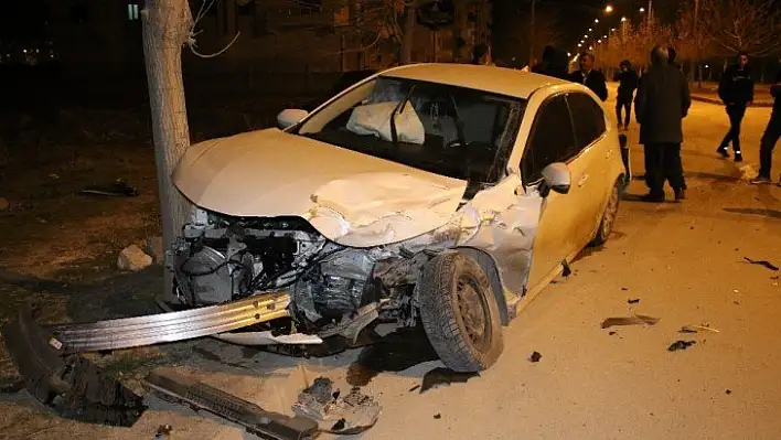 Elazığ'da minibüs ile otomobili çarpıştı: 5 yaralı