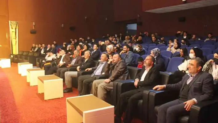 Elazığ'da 'Newiş Newişe' tiyatro oyunu büyük ilgi gördü