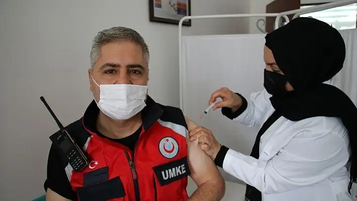 Elazığ'da  UMKE personeli Covid-19 aşısı oldu