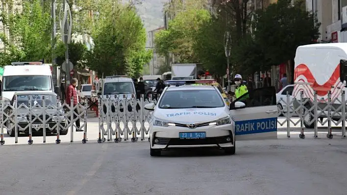 Elazığ'da 3 cadde araç trafiğine kapatıldı, yayalara sosyal mesafe olanağı sağlandı