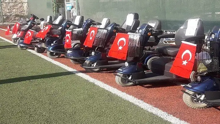 Elazığ'da 80 Akülü, 50 Tekerlekli Sandalye Dağıtıldı