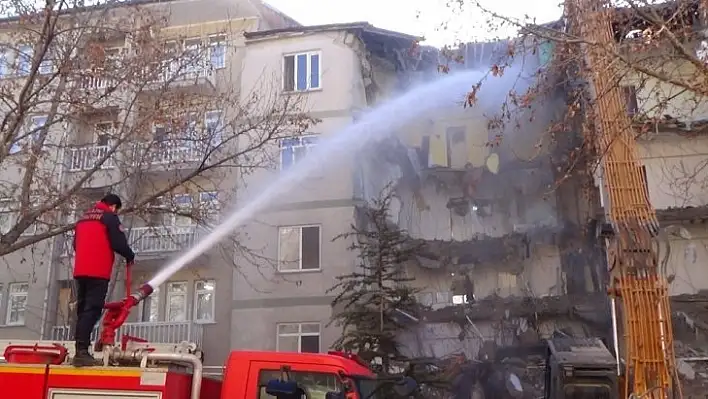 Elazığ'da acil yıkım kararı verilen binalar tek tek yıkılıyor