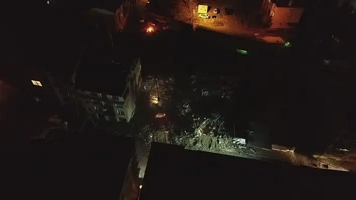 Elazığ'da ağır hasarlı binaların  yıkımı  geceleri de devam ediyor