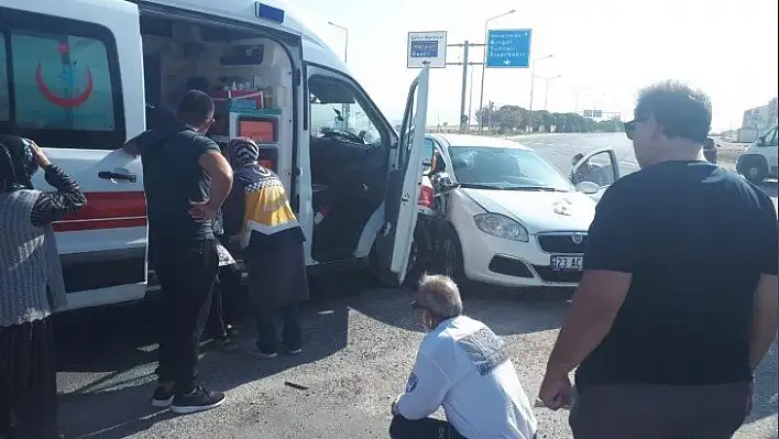 Elazığ'da ambulans ile otomobil çarpıştı: 1 yaralı