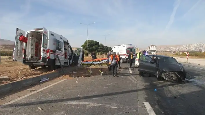 Ambulans ile otomobil çarpıştı: 1'i ağır 7 yaralı