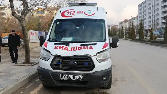 Elazığ'da ambulans yayaya çarptı: 2 Yaralı