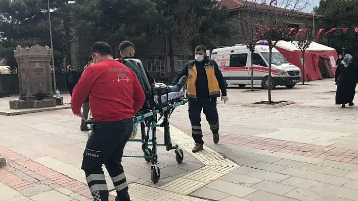 Elazığ'da bıçaklı kavga, 2 yaralıya ilk müdahale aşı çadırında yapıldı