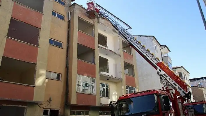 Elazığ'da çatı yangını büyümeden söndürüldü