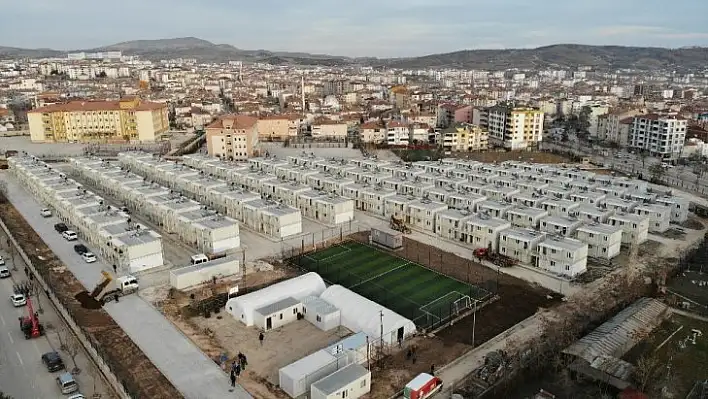 Elazığ'da, çift katlı konteyner evlerin anahtarları teslim edilmeye başlandı