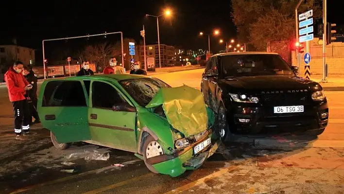 Elazığ'da cip ile otomobil çarpıştı: 2 ağır yaralı