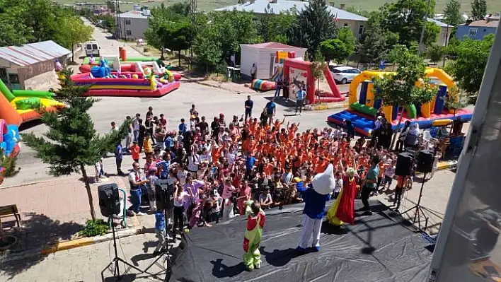 Elazığ'da çocuklar düzenlenen şenlikte  doyasıya eğlendi