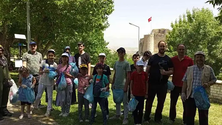 Elazığ'da çocuklar ve gönüllüler Harput'u temizledi