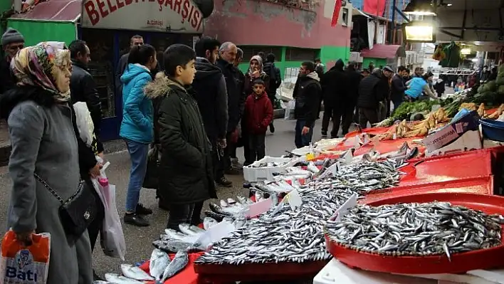 Elazığ'da deniz ile göl balığı rekabeti