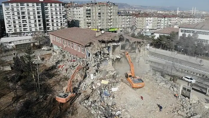 Depremde hasar gören 50 yıllık okullar yıkılıyor