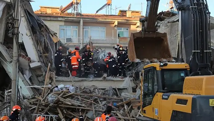 Elazığ'da depremin etkileri gün ağarınca ortaya çıktı