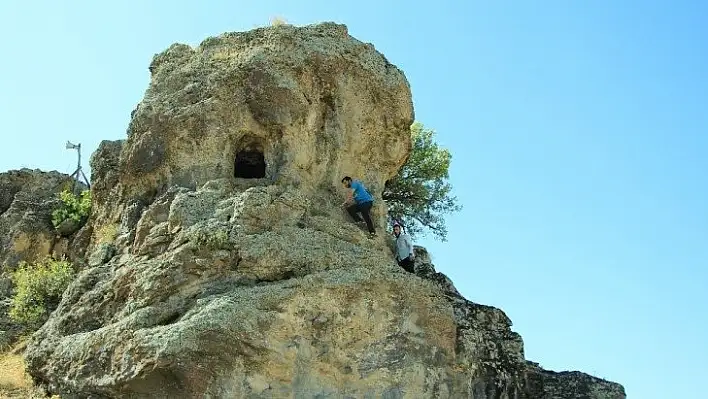 Elazığ'da dikkat çeken 'Delikli Kaya'