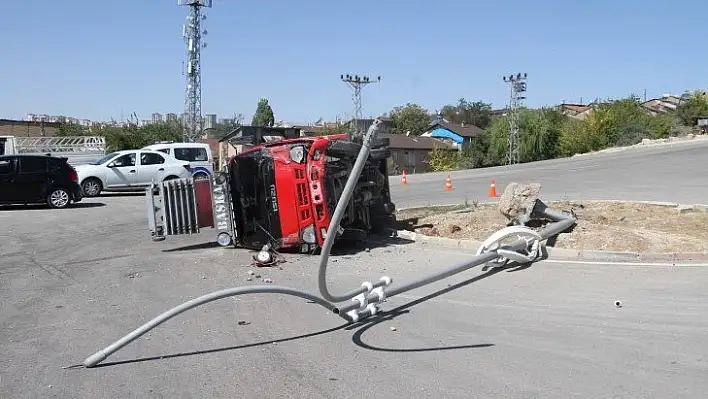 Elazığ'da direğe çarpan kamyon yan yattı: 1 yaralı