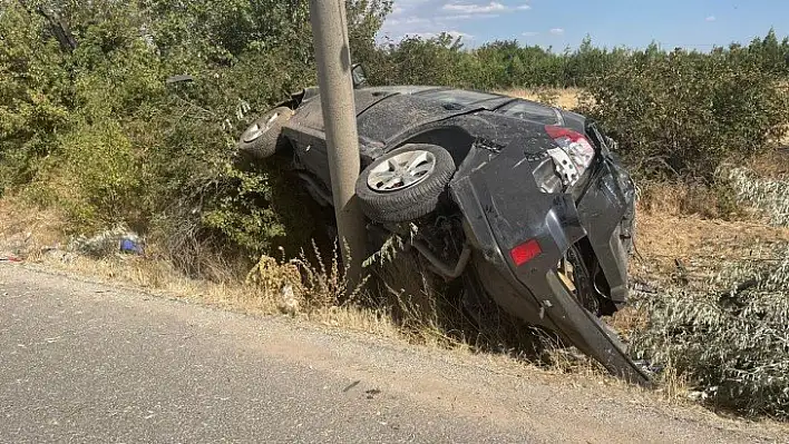 Elazığ'da direğe çarpan otomobil hurdaya döndü: 2 ağır yaralı