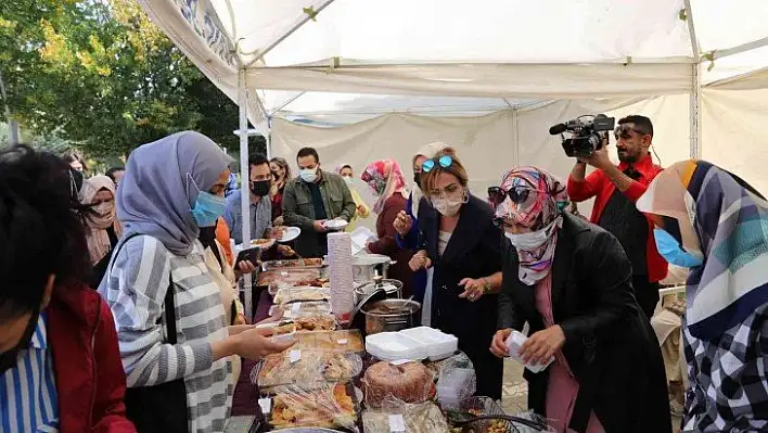 Elazığ'da Fırat Üniversitesi Kadın Kolları tarafından hayır çadırı açıldı