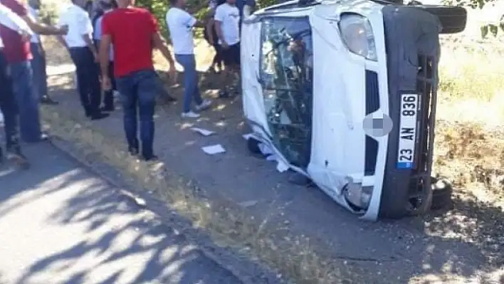 Elazığ'da hafif ticari araç devrildi: 2 yaralı