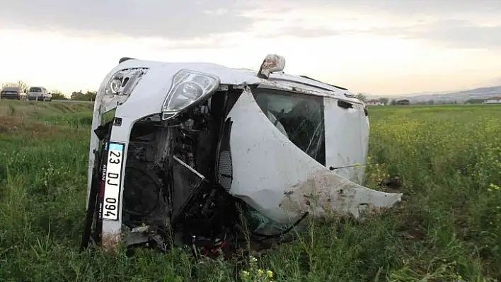 Elazığ'da hafif ticari araç şarampole uçtu: 8 yaralı