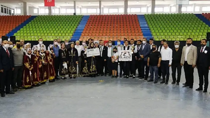 Elazığ'da halk oyunları rüzgarı esti