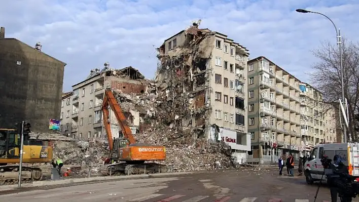 Elazığ'da hasarlı binalarda yıkım çalışmaları sürüyor