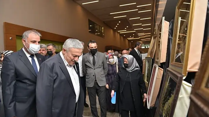 Elazığ'da hasta ve yakınlarının yaptığı el emekleri görücüye çıktı