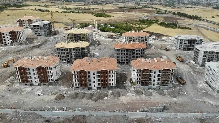 Elazığ'da hem yıkımlar hem de yapımlar hızla sürüyor