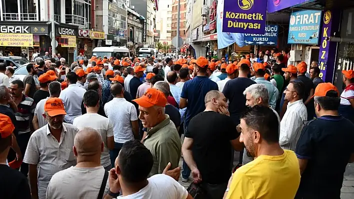 Elazığ'da işçiler geçinemiyoruz dedi!