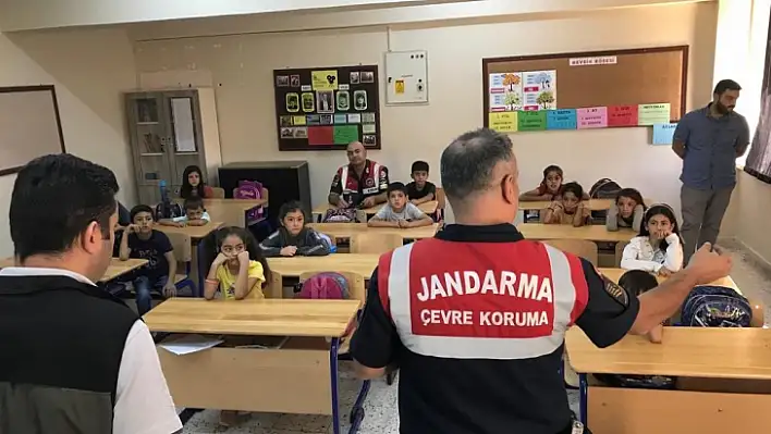 Elazığ'da jandarma ekipleri öğrencileri bilgilendirdi