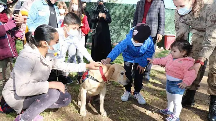 Elazığ'da jandarma, kanserle savaşan minik kahramanları ağırladı