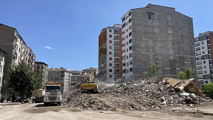 Elazığ'da kaç ağır hasarlı binanın enkazı kaldırıldı