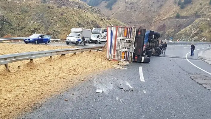 Elazığ'da kamyon devrildi: 1 ölü